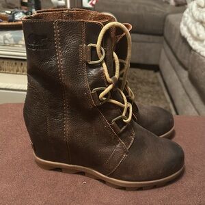 Sorel wedge boot size 8.5